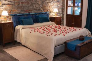 Un dormitorio con una cama con flores rojas. en B&B Al Castello, en Casale Litta