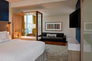 SpringHill Suites by Marriott Nashville Downtown/Convention Center房間的床