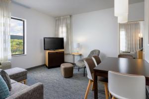 Televisyen dan/atau pusat hiburan di TownePlace Suites by Marriott York