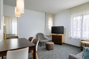 Televisyen dan/atau pusat hiburan di TownePlace Suites by Marriott York