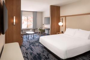 ein Hotelzimmer mit einem Bett und einem Schreibtisch in der Unterkunft Fairfield Inn & Suites by Marriott Fresno North/Shaw Avenue in Fresno