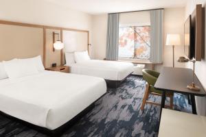 ein Hotelzimmer mit 2 Betten und einem Schreibtisch in der Unterkunft Fairfield Inn & Suites by Marriott Fresno North/Shaw Avenue in Fresno