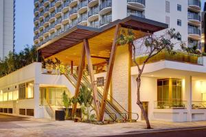 un edificio con una escalera en el lateral en The Laylow, Autograph Collection, en Honolulu