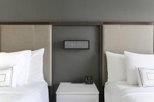 Cette chambre d'hôtel comprend 2 lits avec des oreillers blancs. dans l'établissement SpringHill Suites by Marriott Austin Parmer/Tech Ridge, à Austin