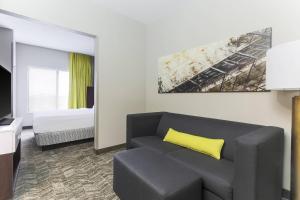 - un salon avec un canapé et un oreiller jaune dans l'établissement SpringHill Suites by Marriott Austin Parmer/Tech Ridge, à Austin