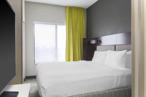 - une chambre avec un lit blanc et une fenêtre dans l'établissement SpringHill Suites by Marriott Austin Parmer/Tech Ridge, à Austin