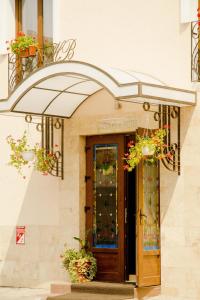 una entrada a un edificio con una puerta con flores en Hotel Belleville, en Iaşi