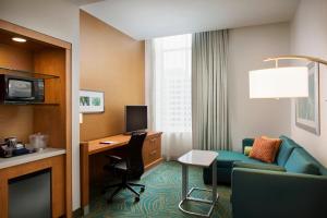 TV at/o entertainment center sa SpringHill Suites by Marriott Houston Downtown/Convention Center