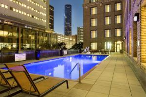 Kolam renang di atau dekat dengan SpringHill Suites by Marriott Houston Downtown/Convention Center