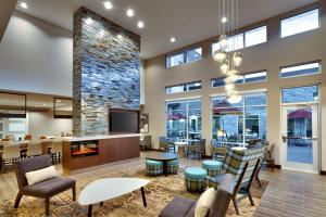 - un hall avec des chaises, des tables et une cheminée dans l'établissement Residence Inn by Marriott Lubbock-University Area, à Lubbock