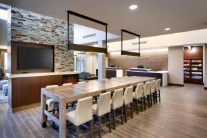 une grande salle à manger avec une grande table et des chaises dans l'établissement Residence Inn by Marriott Lubbock-University Area, à Lubbock