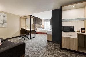 Camp HillにあるSpringHill Suites by Marriott Camp Hillのベッドとテレビ付きのホテルルーム