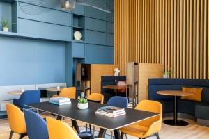 Courtyard by Marriott Glasgow SEC tesisinde bir oturma alanı