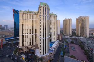 eine Luftansicht einer Stadt mit hohen Gebäuden in der Unterkunft Marriott's Grand Chateau in Las Vegas