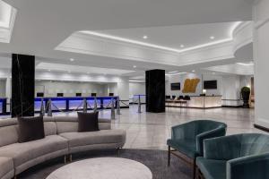 eine Lobby mit Sofas und Stühlen sowie ein Wartezimmer in der Unterkunft Marriott's Grand Chateau in Las Vegas