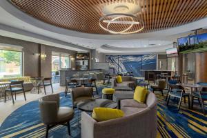 una hall con divani e tavoli e un bar di SpringHill Suites Durham Chapel Hill a Durham