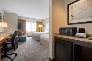 Säng eller sängar i ett rum på SpringHill Suites by Marriott Newark International Airport