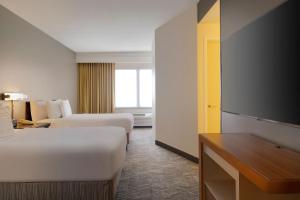 Säng eller sängar i ett rum på SpringHill Suites by Marriott Newark International Airport