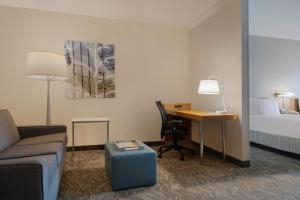 En sittgrupp på SpringHill Suites by Marriott Newark International Airport