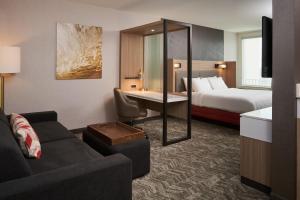 SpringHill Suites by Marriott Fort Myers Estero房間的床