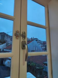 una porta aperta con vista sulla città di Wood Essence Apartment - Cozy Balcony a Coimbra