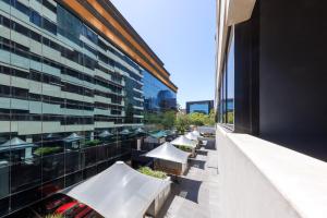 Oaks Melbourne St Kilda Road Hotel में एक बालकनी या छत