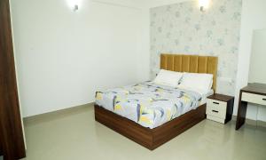 Кровать или кровати в номере Alite Enclaves Fully furnished apartments