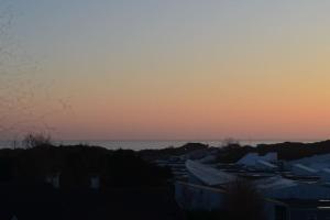 un tramonto su una città con case e l'oceano di vue mer a Berck-sur-Mer