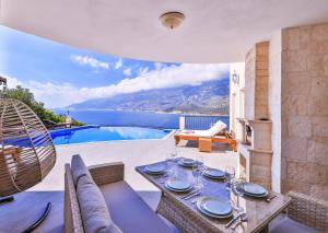 ein Esszimmer mit einem Tisch und Meerblick in der Unterkunft Villa Mavi Manzara in Kaş