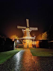 un edificio con mulino a vento di notte di Ferienwohnung Leezdorf a Leezdorf