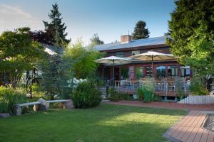 a house with umbrellas in a yard at Hotel Blumenbach in Berlin