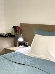 Tempat tidur dalam kamar di Stone Bridge Hotel