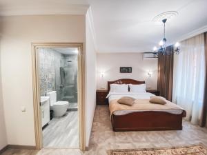 una camera con letto e un bagno con doccia di Aspar Boutique Hotel a Yerevan