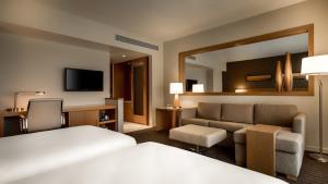 سرير أو أسرّة في غرفة في Hyatt Place Pune Hinjawadi