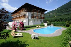 una casa con piscina nel cortile di Feldhof Schenna a Scena