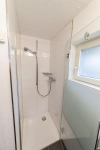 La salle de bains est pourvue d'une douche avec une porte en verre. dans l'établissement Studio CHic, à Niederweningen