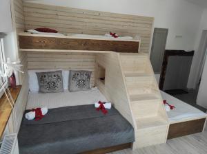 um quarto com 2 beliches num quarto em Beskidzka Guest House em Szczyrk