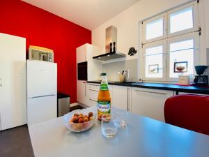 A kitchen or kitchenette at App. Melusine im Gartenhaus Villa Elisabeth