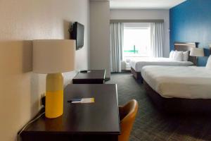 Comfort Suites Salem-Roanoke I-81 객실 침대