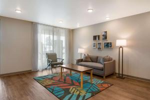 אזור ישיבה ב-WoodSpring Suites Morrisville - Raleigh Durham Airport