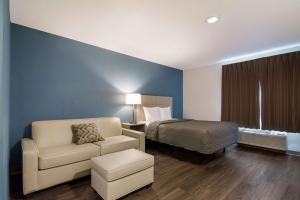 אזור ישיבה ב-WoodSpring Suites Morrisville - Raleigh Durham Airport