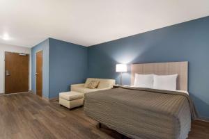 מיטה או מיטות בחדר ב-WoodSpring Suites Morrisville - Raleigh Durham Airport