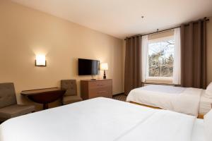 Krevet ili kreveti u jedinici u okviru objekta Holiday Inn Express & Suites Tremblant, an IHG Hotel