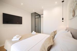 una camera con 2 letti e una TV a schermo piatto di Leonardo Luxury Residence 2 Penthouse with jacuzzi a Zara (Zadar)