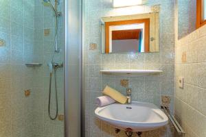 a bathroom with a sink and a shower at Appartements Dreimäderlhaus in Maria Alm am Steinernen Meer