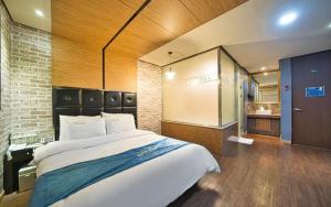 Cama ou camas em um quarto em Chakan Hotel