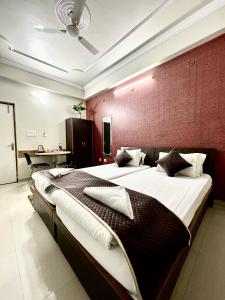 um quarto com uma cama grande num quarto em Hotel Buddha International em Patna