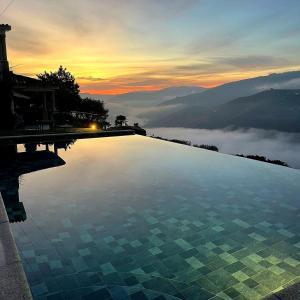 a swimming pool with a view of the mountains at Casa De Canilhas in Mesão Frio