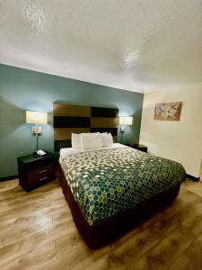 Tempat tidur dalam kamar di Econo Lodge Inn & Suites Downtown San Antonio Riverwalk Area