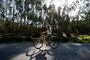 バターリャにあるHostel Pia do Ursoの自転車に乗る女